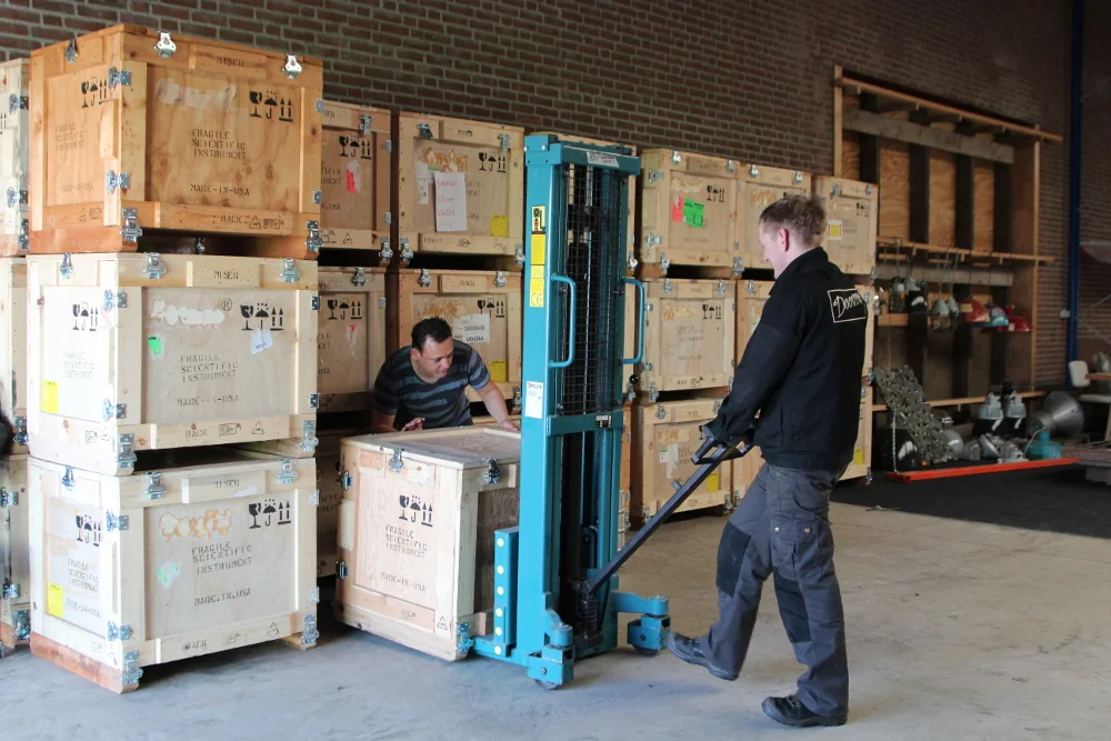 Deelnemers aan het werk in de werkplaats van Doovre
